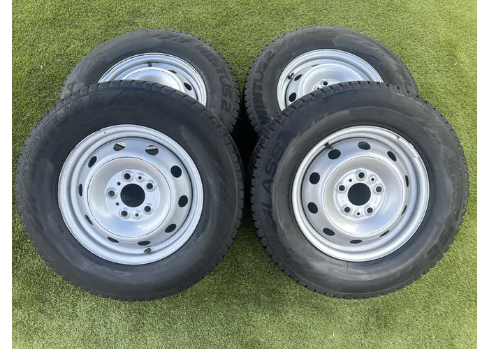 5x118 15" Fiat,Citroen,Peugeot gyári lemezfelni 215/70 R15C téli gumikkal alapértelmezett kép