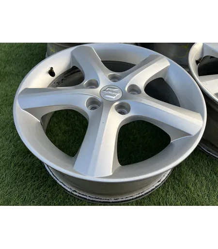 5x114.3 16" Suzuki SX4 gyári alufelni 6Jx16h2 ET50 6