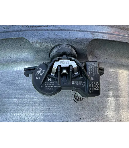 5x114.3 18" Renault gyári alufelni + TPMS szenzor 7Jx18h2 ET35 9