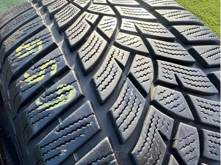 215/55 R17 Goodyear Ultra Grip Performance téli gumi 7mm 3