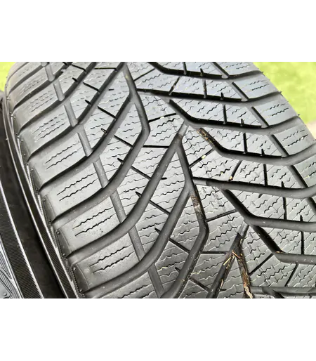 225/55 R17 Yokohama BlueEart Winter V905 téli gumi 6,5mm 3