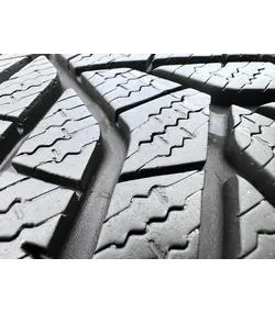 225/55 R17 Yokohama BlueEart Winter V905 téli gumi 6,5mm 4