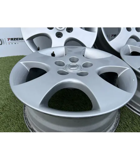 5x114.3 16" Nissan gyári alufelni 6,5Jx16h2 ET40 2