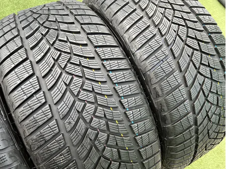 275/40 R22 Goodyear UltraGrip Performance téli gumi 8mm 3