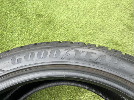 275/40 R22 Goodyear UltraGrip Performance téli gumi 8mm 6