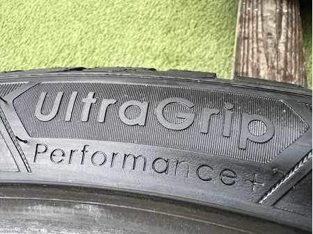 275/40 R22 Goodyear UltraGrip Performance téli gumi 8mm 8