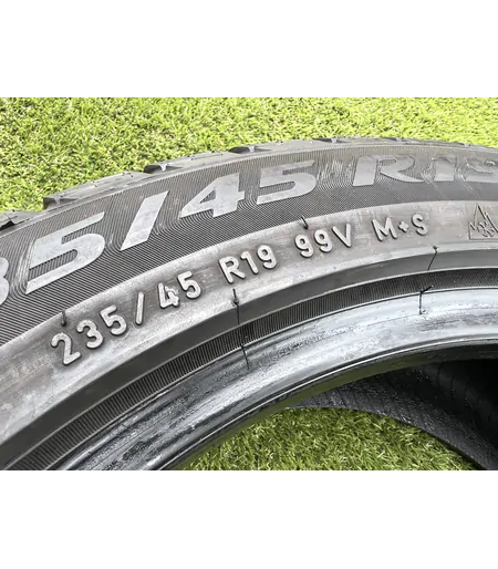235/45 R19 Pirelli Sottozero 3 téli gumi 5,5-6mm 5